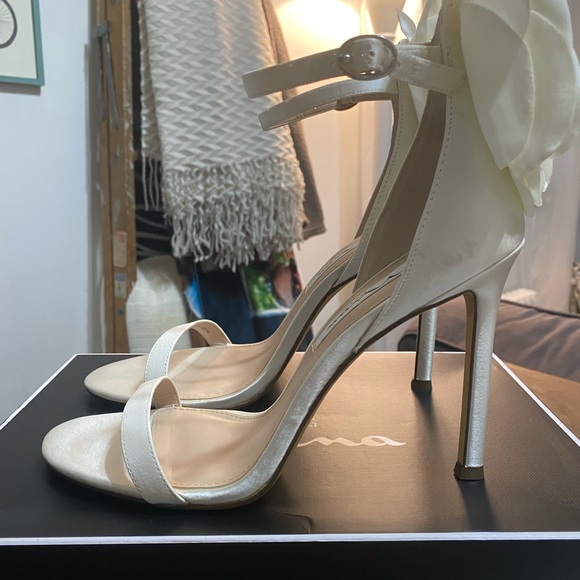 Nina Deloise White Crystal Satin Dress Sandal - Size 8.5 NWB - Picture 4 of 10